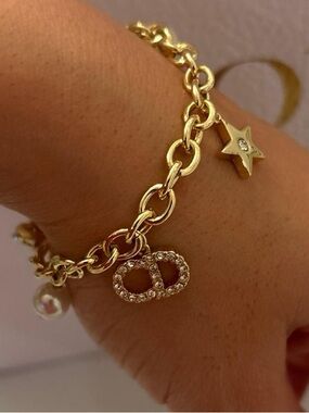 Trendy Gold Tone Charm Dangle Bracelet / BRAND NEW